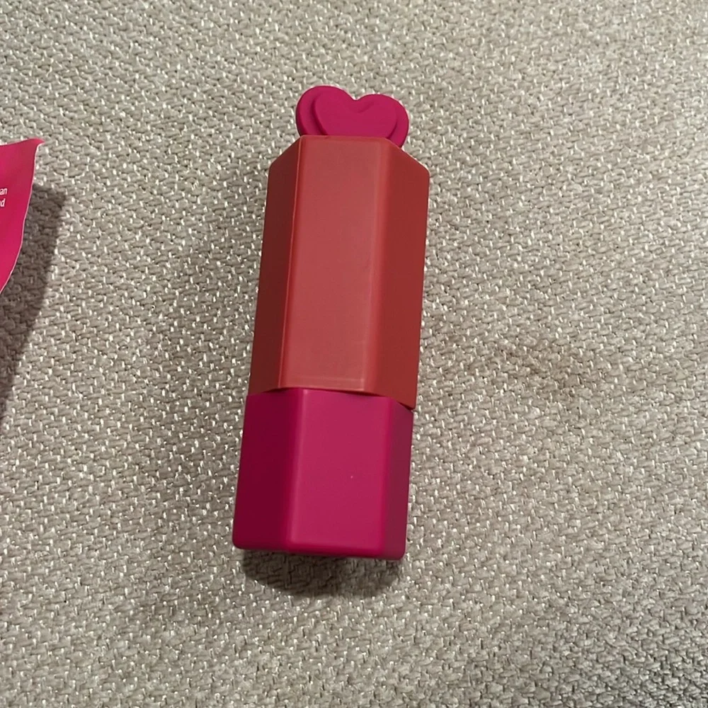 The 1pc Ice Face Roller is a multifunctional, reusable silicone facial tool desi